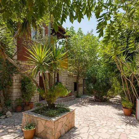 Garden Of Eden Apartment *