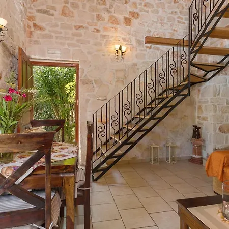 Garden Of Eden Apartment *